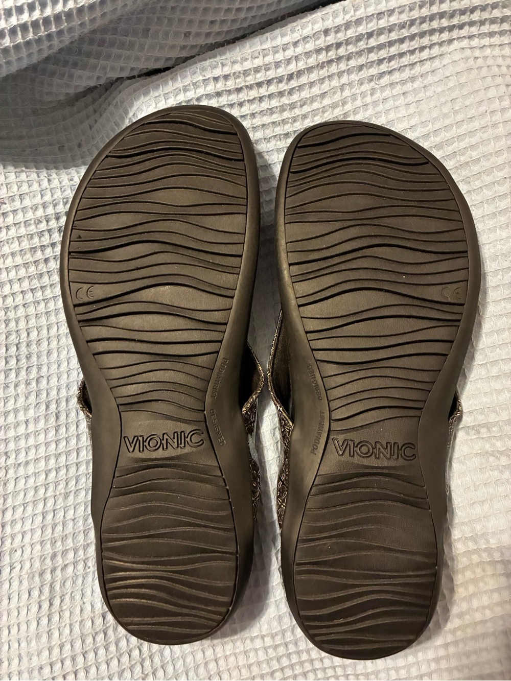 Vionic Black Sandal Thongs with Silver Patterned Straps Never worn - Picture 2 of 3